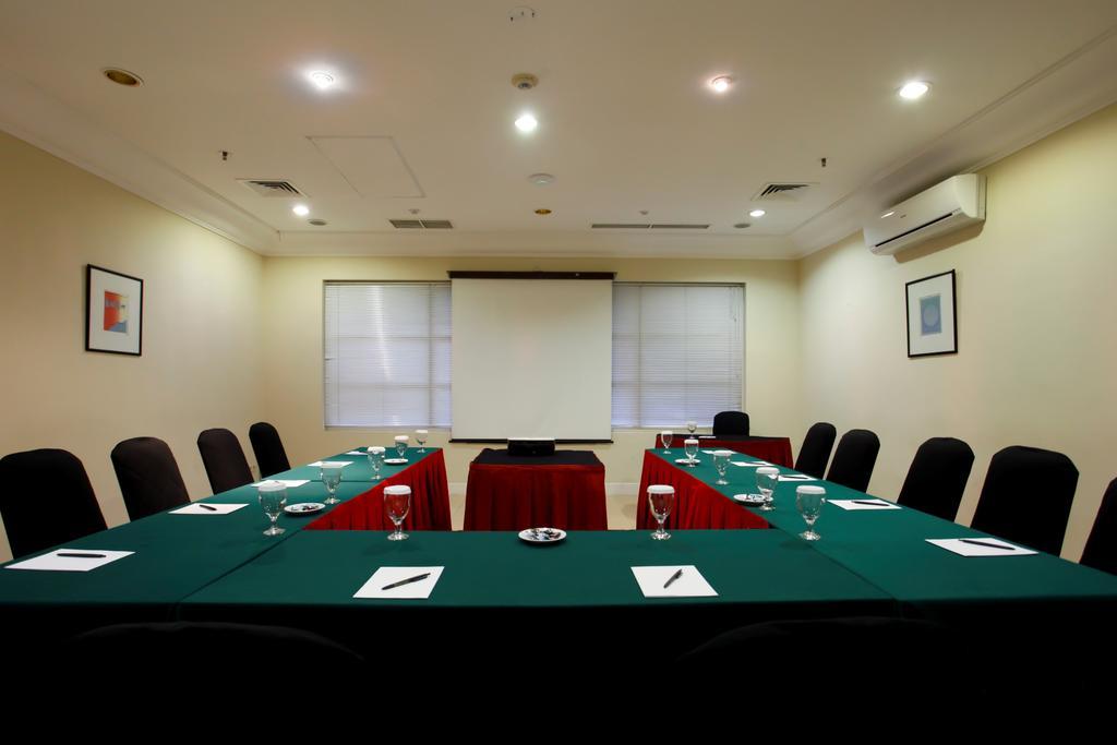Batavia Hotel & Serviced Apartments Джакарта Экстерьер фото