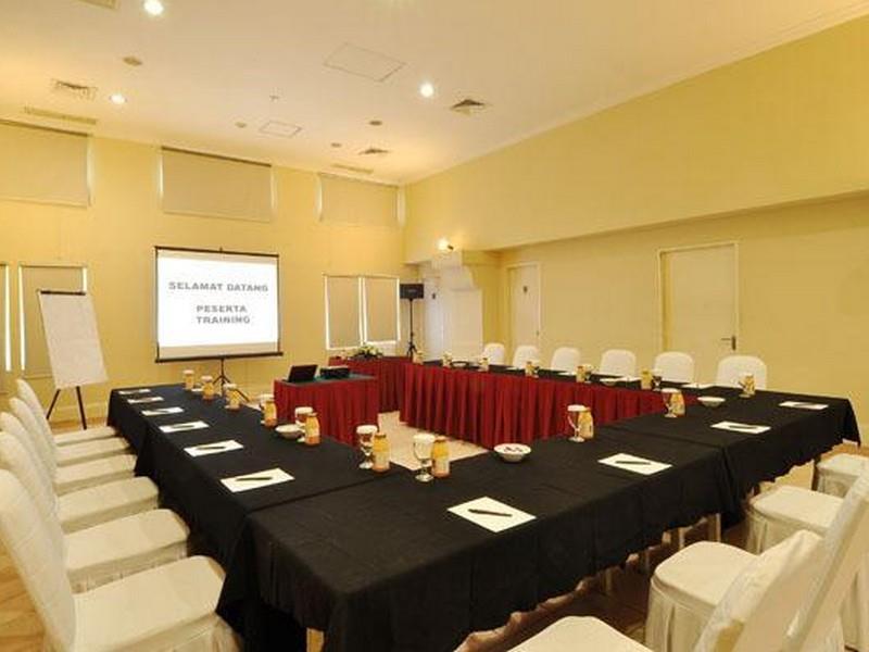 Batavia Hotel & Serviced Apartments Джакарта Экстерьер фото